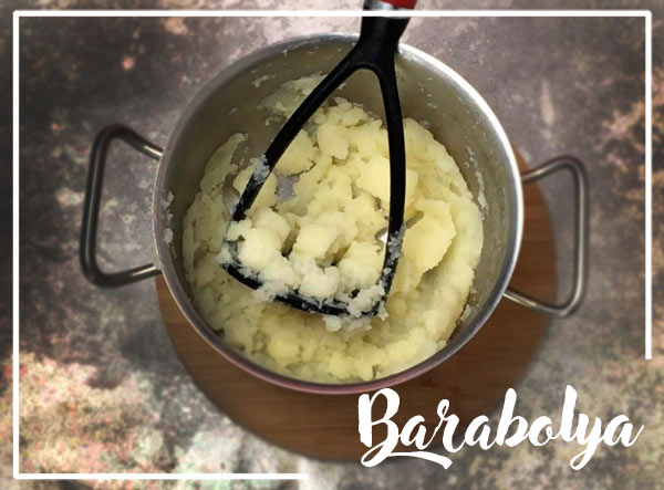 добавьте щепотку соли и варите до тех пор, пока картофель не станет мягким и легко разминаться вилкой