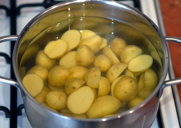 Шаг 3. Выложите молодую картошку в кастрюлю с холодной водой. Клубни должны быть покрыты с запасом на 2 - 4 сантиметра, как на фото.