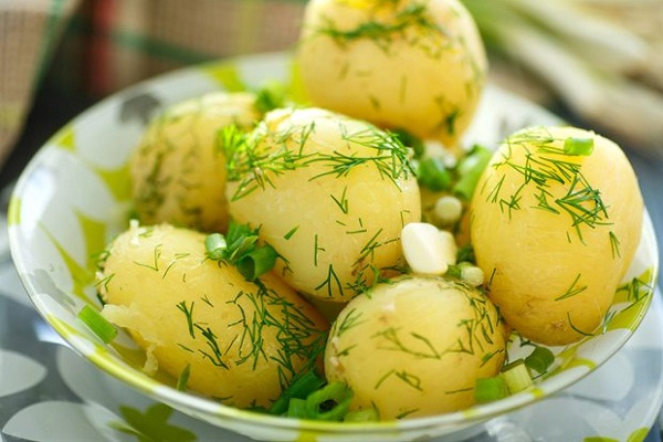 Рецепты молодого картофеля обязательно понравятся членам семьи, так как отлично сочетаются с мясом, рыбой или просто свежим салатом.