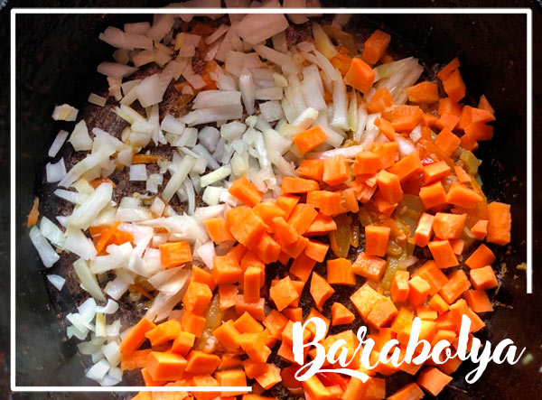обжарьте лук до золотистого цвета добавьте морковь сельдерей и продолжайте готовить
