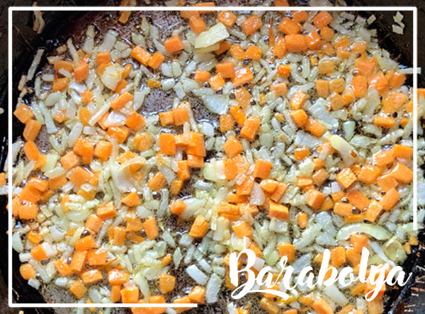 добавьте мелко нарезанный лук и измельченную морковь и обжаривайте до тех пор, пока они не станут мягкими и слегка золотистыми
