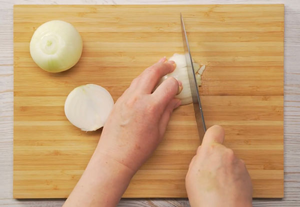 мелко нарубите лук, добавьте к картофельной массе