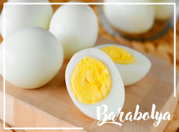 Поставьте на плиту небольшую кастрюлю, наполненную холодной водой, и поместите в нее 4 куриных яйца