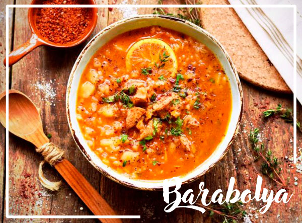 wołowiny, sosu pomidorowego i ryżu, klasyczny przepis na zupę Harcha może również zawierać inne składniki